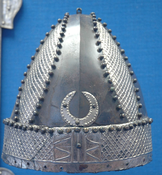 Sasanian_helmet_Mainz.png